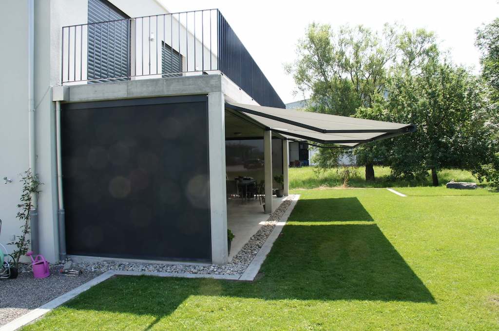 Gota zonnescherm bij overkapping